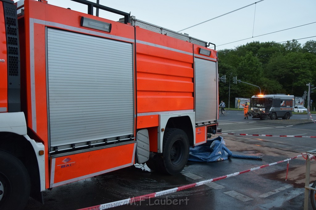 TLF 4 umgestuerzt Koeln Bocklemuend Ollenhauer Ring Militaerringstr P194.JPG - Miklos Laubert